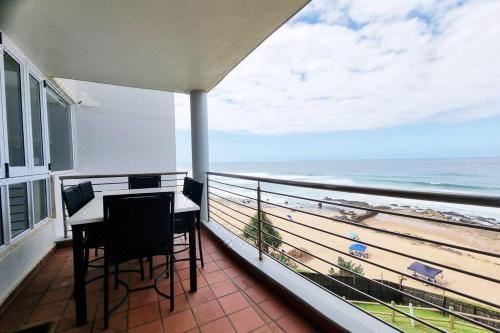 Ballito Chakas Cove 2 Bedroom Beachfront Gem! Apartment