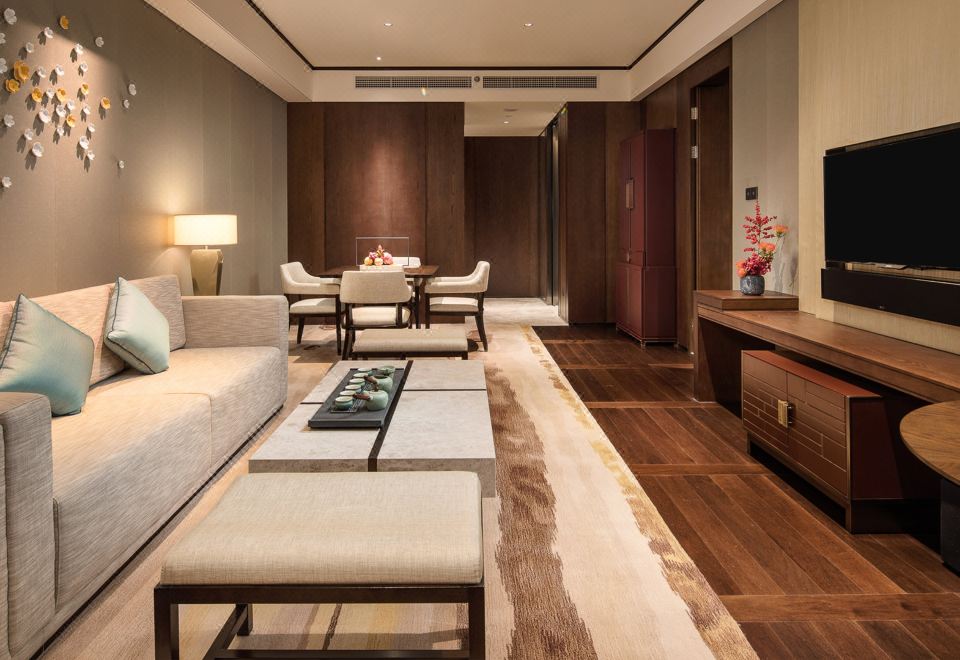 单卧套房（超大床带起居室 270°桥海景维港日夜）