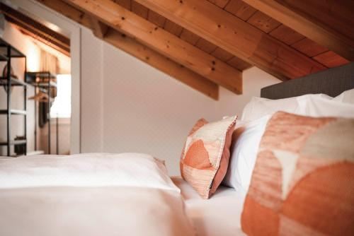 Apartments55 Large Maisonette One-Bedroom Apartment with Balcony