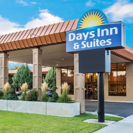 Days Inn & Suites by Wyndham Logan