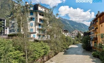 Apartment Cosmiques - Alpes Travel - Central Chamonix - Sleeps 4