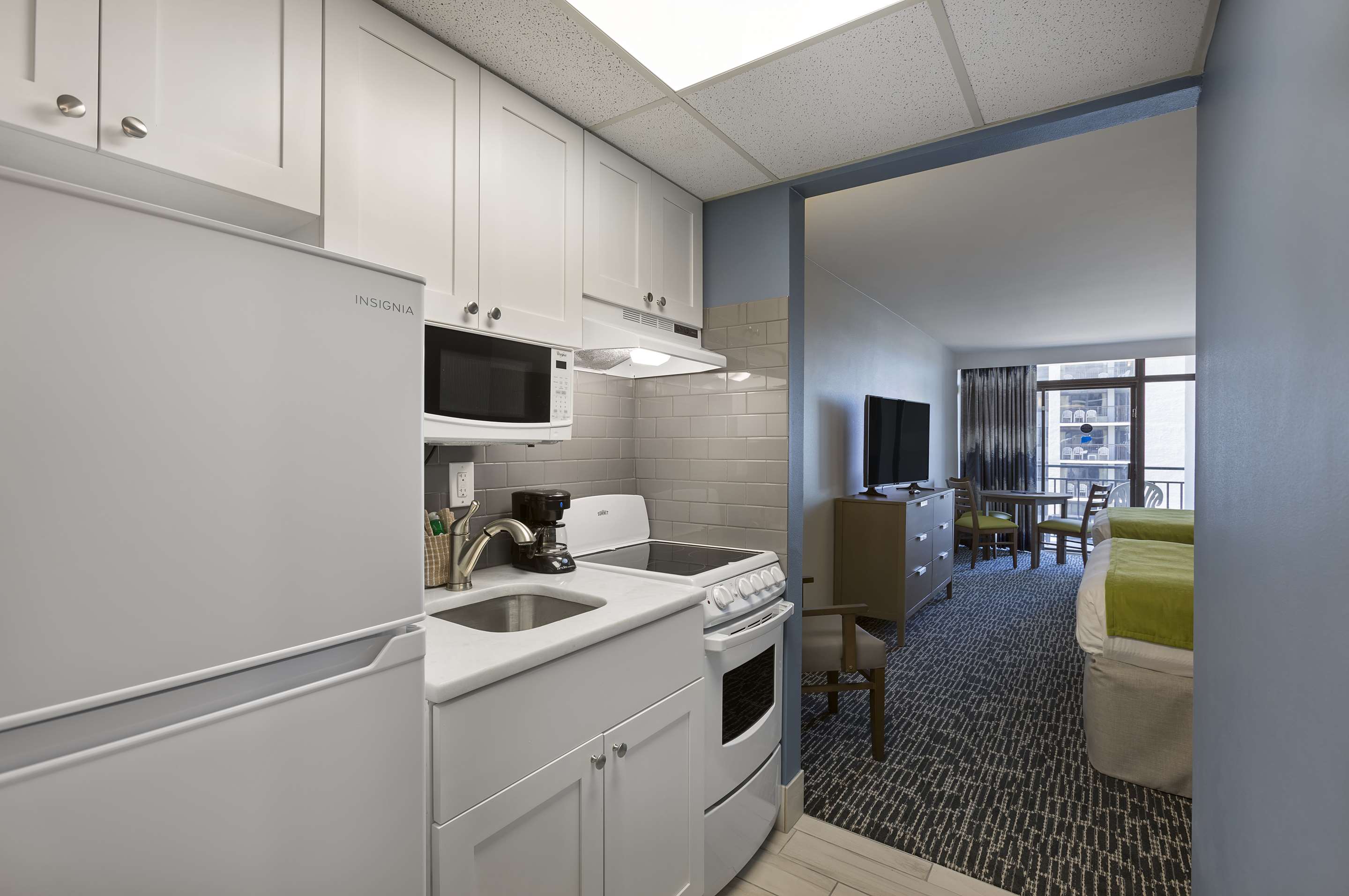 2张大床， 无烟房， 南楼， 带阳台， 局部海景， 带小厨房的， 桌子和椅子