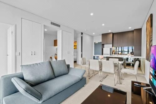 Elegant Urban Hideaway - Private Luxury Residential Apartment, Walk to South Bank & Free Carpark Two-Bedroom Apartment