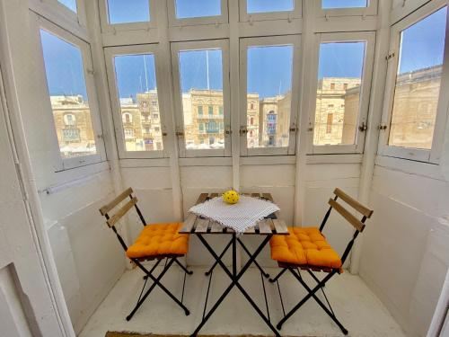 Birgu Square Townhouse, Rooftop & 3 Bathrooms Two-Bedroom House