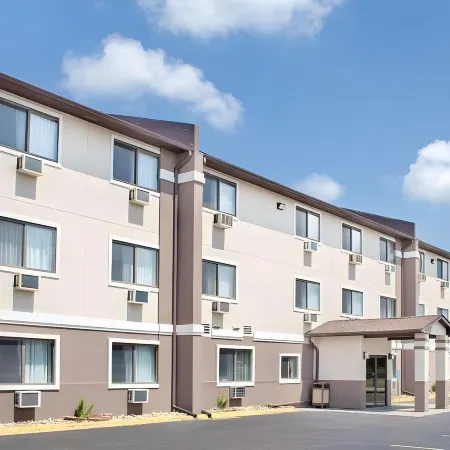 Boarders Inn & Suites by Cobblestone Hotels Waterloo Cedar Falls