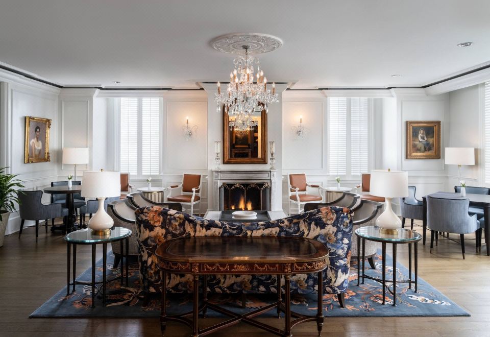 俱樂部客房， 1 張特大床 （Mobility Accessible， Tub）