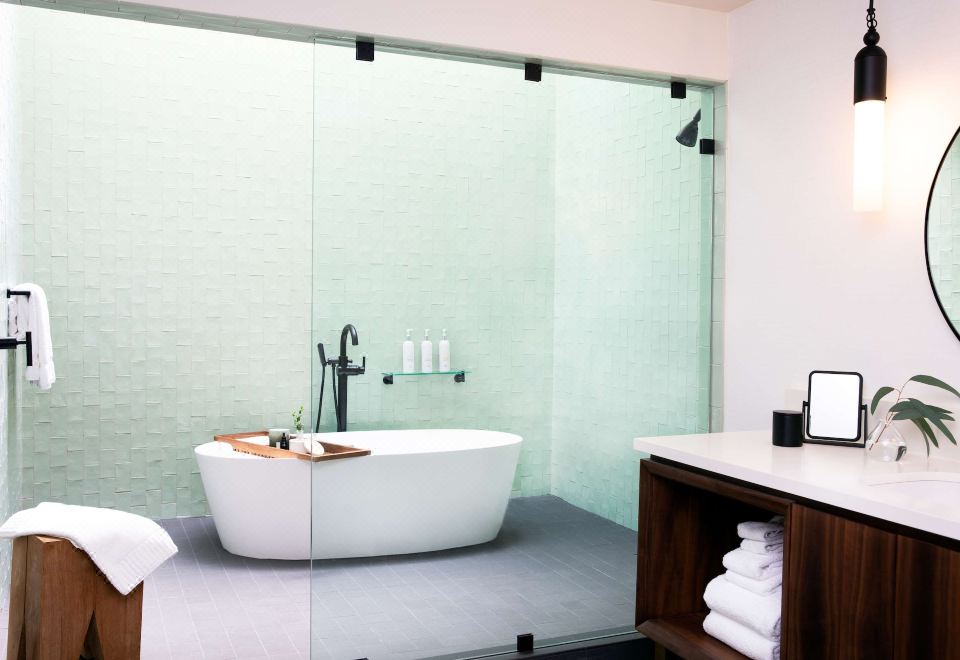 一室套房，1張大床（一臥室spa）