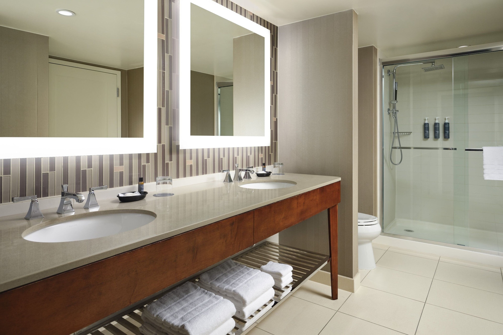 高级大型市景一卧室小型套房