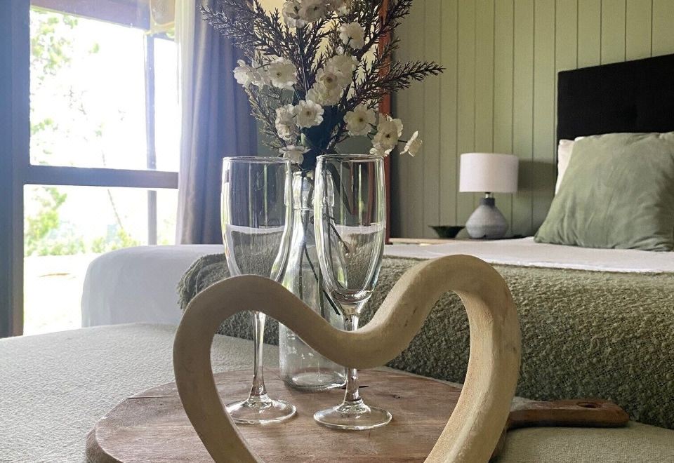 高级客房， 1 张大床， 山景