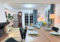 Spacious 4 bedrooms House Ξενοδοχεία στην πόλη 