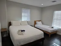 Bluebonnet Cottage Duplex in Downtown Denison--Perfect Blend of Charm & Comfort โรงแรมในเดนิสัน