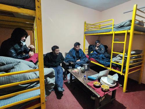 4床宿舍间的床位