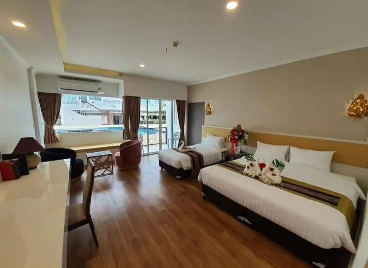 ห้องดีลักซ์ เตียงใหญ่ พร้อมวิวสระว่ายน้ำ