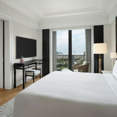 尊貴特大床套房 - 享有泳池景 聖淘沙名勝世界硬石酒店 （Staycation Approved）優惠