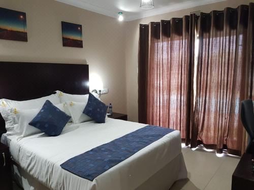 Rekky Signature Guesthouse Queen Room with Pool View