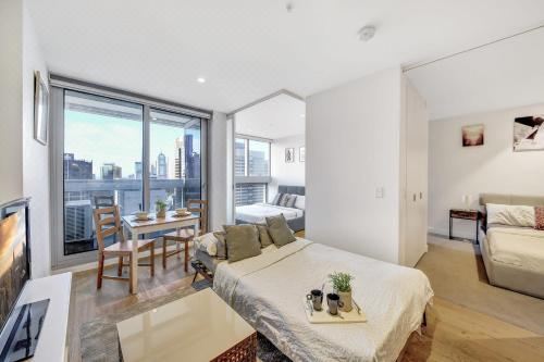 A Chic 2BR Apt Near Southern Cross City Views Apartment