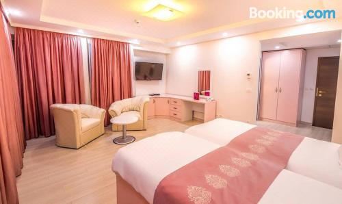 莫妮卡·贝鲁奇 - 带阳台湖景公寓