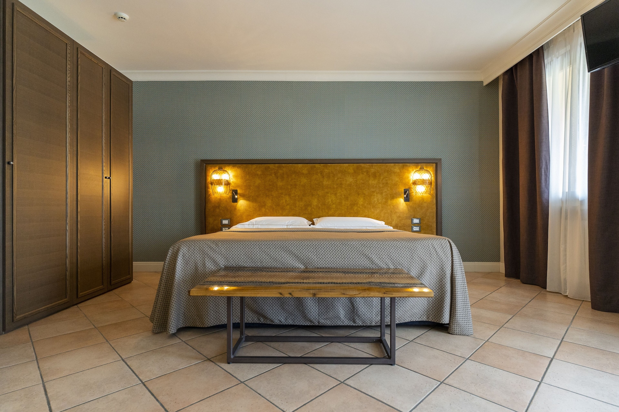 小型开间套房， 1 张特大床和 1 张梳化床