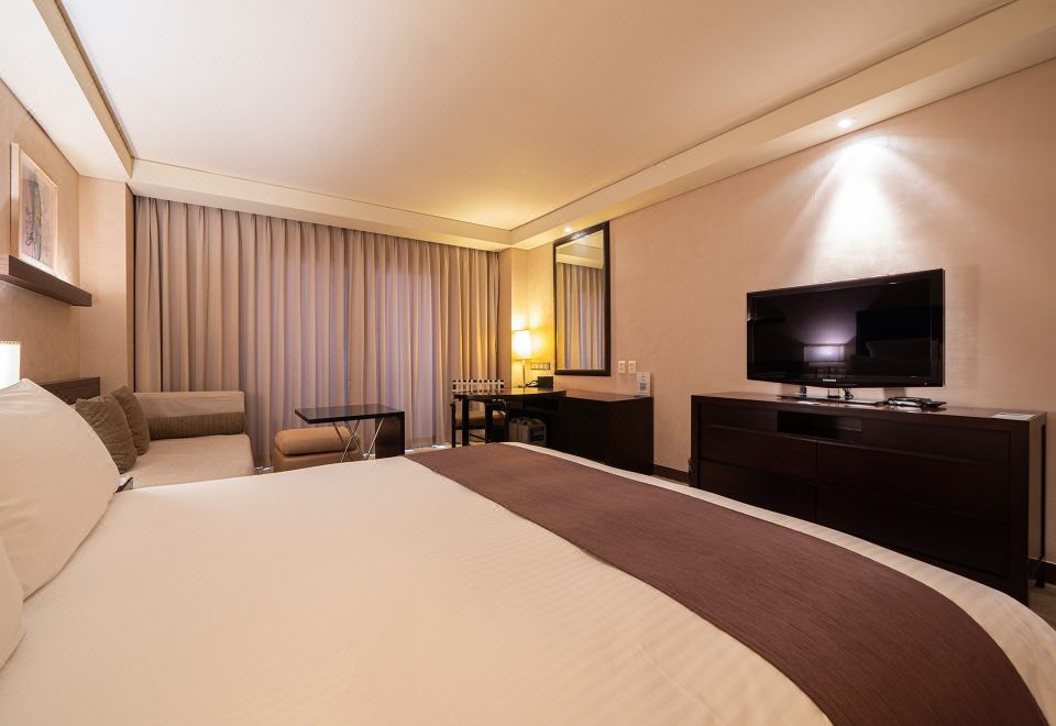 InterContinental Hotels ALPENSIA PYEONGCHANG RESORT by IHGStandard King Room With Lake View