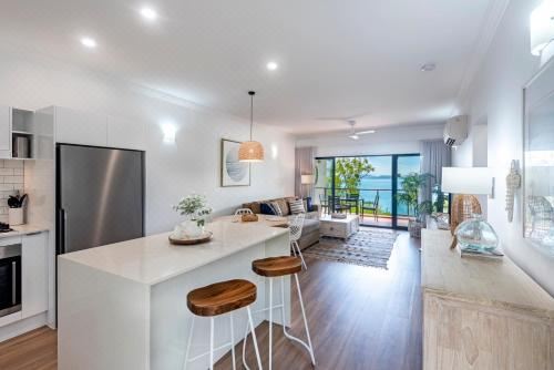 Haven on Hamilton Island -Private Apartment with Views & Buggy Fully Renovated in 2023 One-Bedroom Apartment