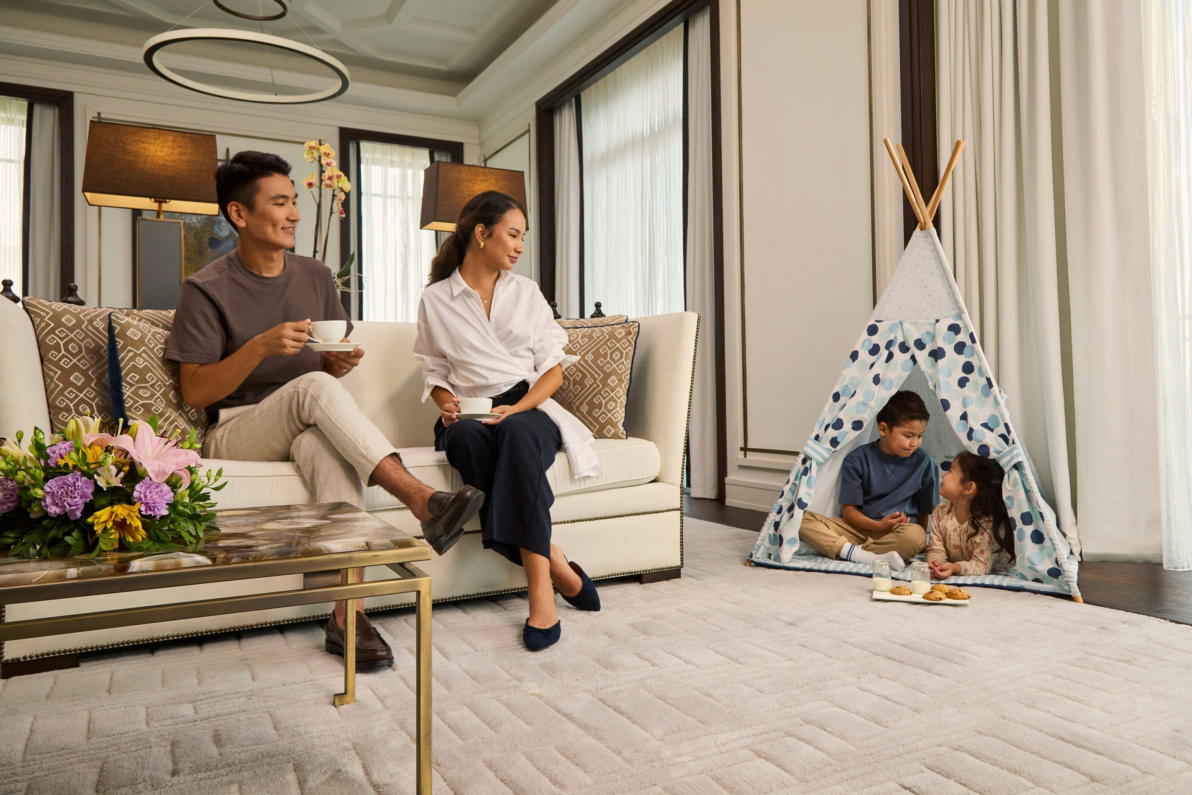 瑞吉套房，一卧室较大套房，1张特大床，河景