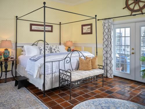 Old Manse InnDeluxe King Suite