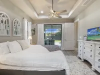 Amazing Outdoor kitchen & Private Screened In Pool Hotels in Estero