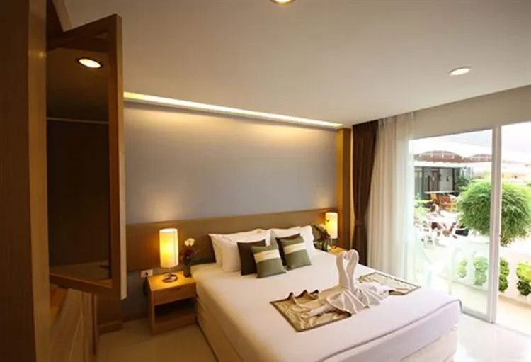 ห้องดีลักซ์ พร้อมทางลงสระว่ายน้ำ