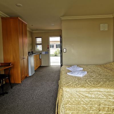 Standard One-Bedroom Room Lantern Court Motel Promo Code