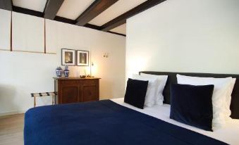 1637: Historic Canal View Suites