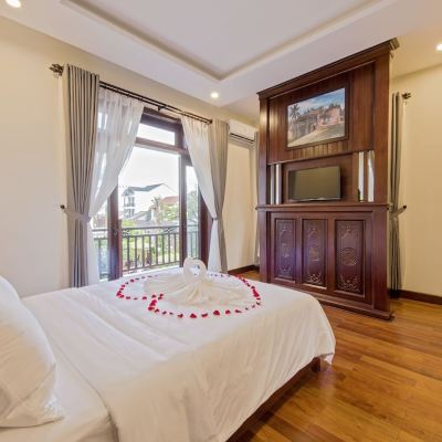 Luxury King Room with Balcony and Pool View
