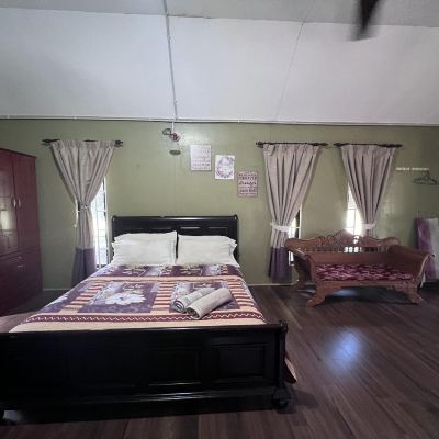 Bilik queen mewah Kupon OYO 89873 Nurbayu Chalet