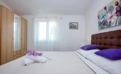 House Mirka Four-Bedroom Holiday Home