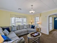 Home adjacent to Country Club, near Hospitals, Park, College and shopping. Hotels in Ada