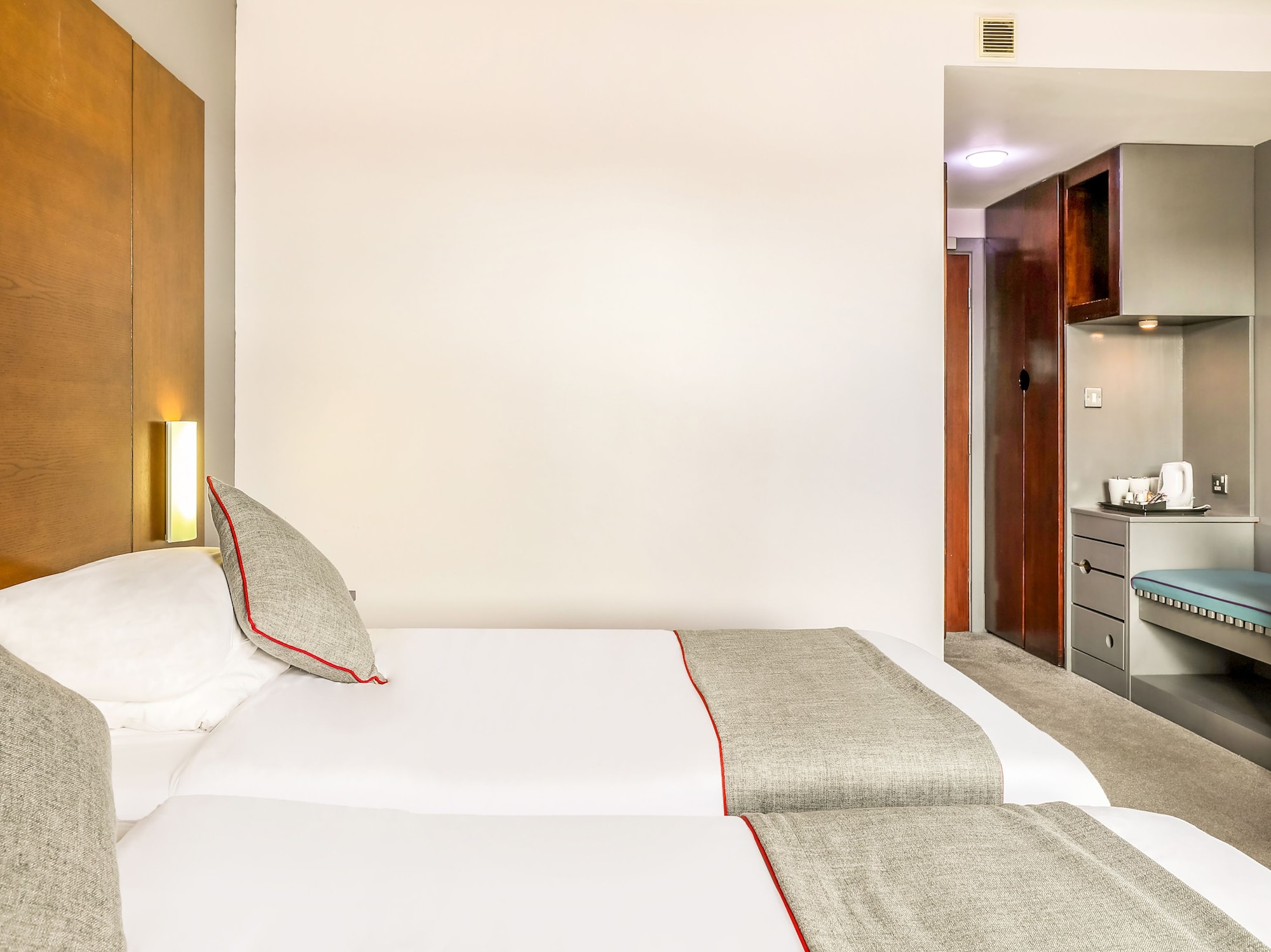 标准双床房， 多张床