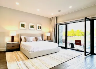 Modern Apartment with Private Rooftop Patio & Free Parking in Downtown Chicago Hotels in 