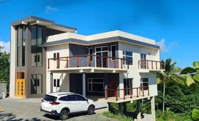 Luxury villa with sky pool and scenic ocean views, 10 mins from airport  호텔