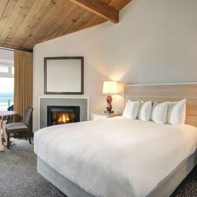 Traditional Room With 1 Queen Bed, Fireplace, Top Floor, Balcony (No Pets Allowed) Hallmark Resort - Newport Promo Code