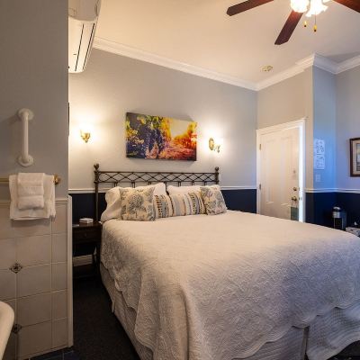 Guest Room with 1 King Bed and Fireplace (Kirtley's Retreat) The Napa Inn Promo Code