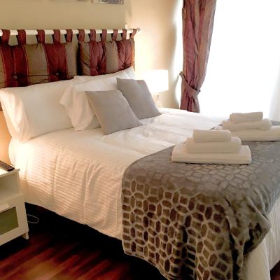 Double Room-Classic-Ensuite with Shower-Street View-Matrimoniale