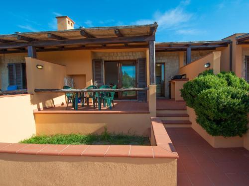 享有部分海景的两卧室公寓