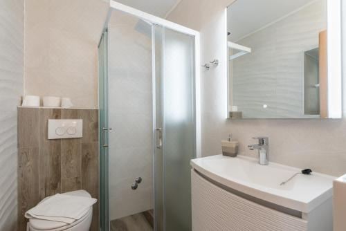 带阳台和海景的两卧室公寓