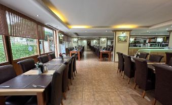 a large dining area with tables and chairs arranged for a group of people to enjoy a meal together at Havana Hotel