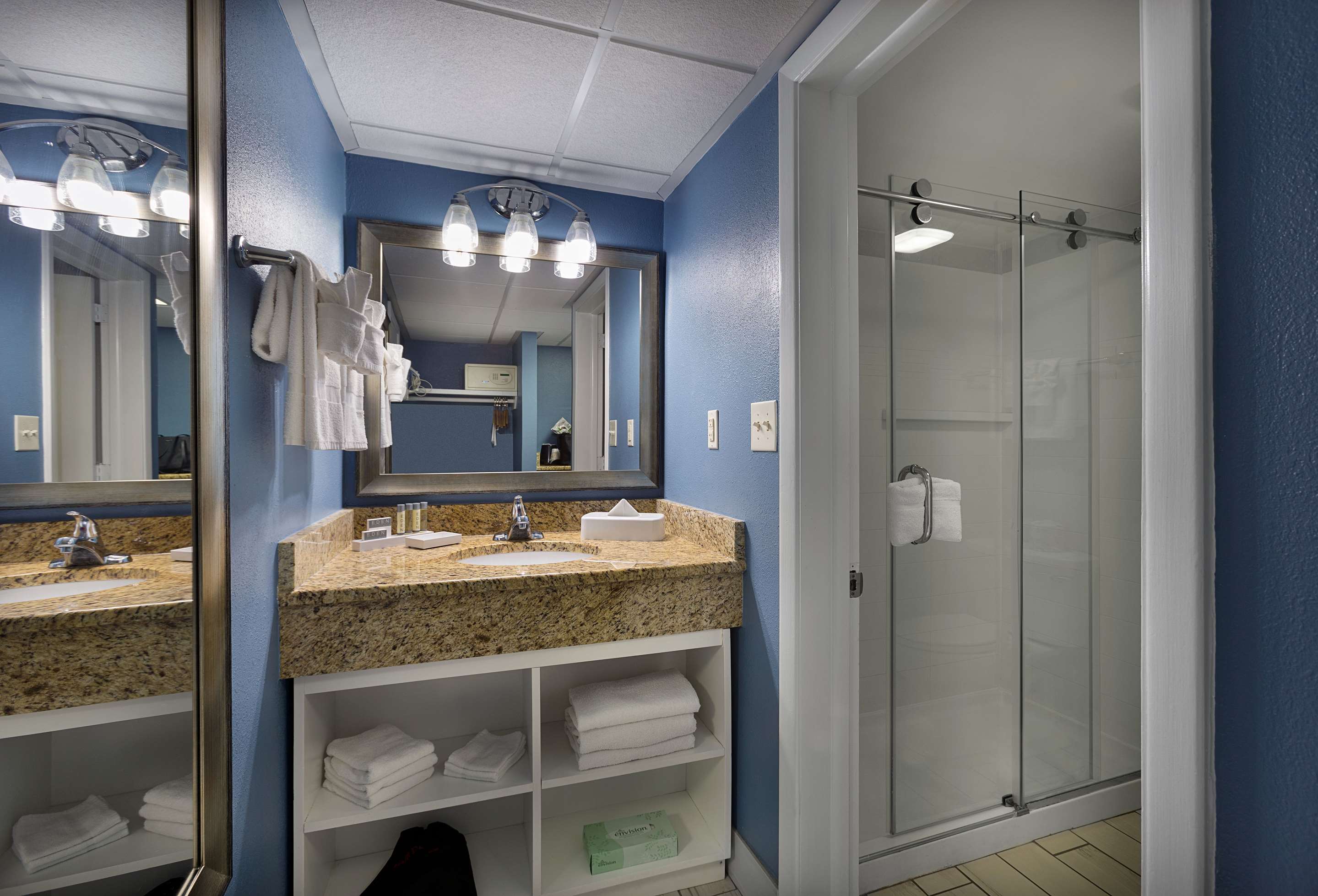 1张特大床， 无烟， 中间建筑， 带阳台， 面朝大海， 微波炉和迷你冰箱， 桌椅