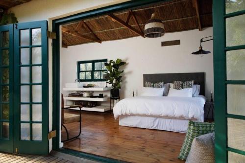 带山景的双人间