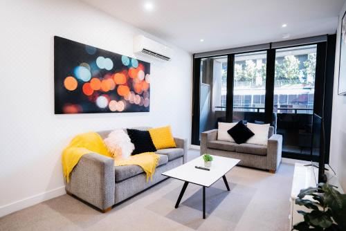 带阳台的两卧室公寓