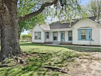 Home adjacent to Country Club, near Hospitals, Park, College and shopping. Hotels in Ada