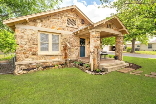 Cornerstone Cottage-Near Downtown-Pet Friendly