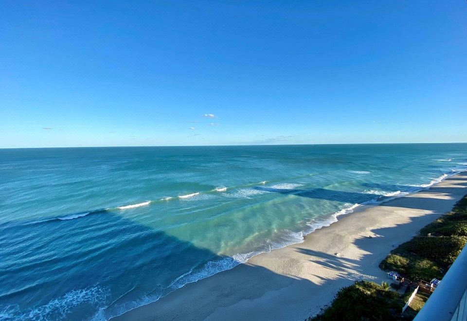 Radisson Suite Hotel OceanfrontOceanfront Studio King Suite