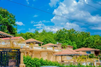 Le Village d'Ennery فنادق في 